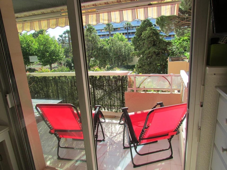 Studio en bord de mer avec WiFi et Parking privé - FR-1-803-50 Apartment in Le Lavandou