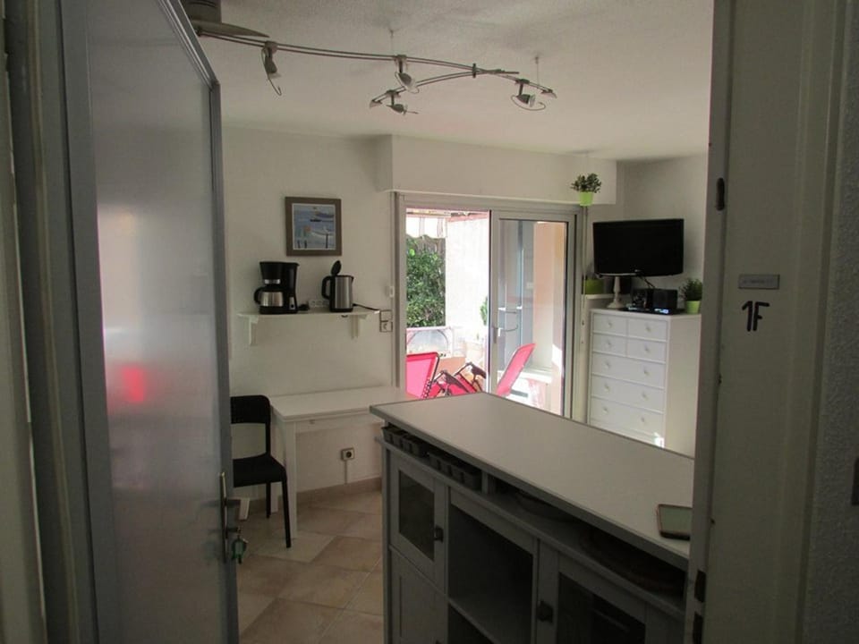 Studio en bord de mer avec WiFi et Parking privé - FR-1-803-50 Apartment in Le Lavandou