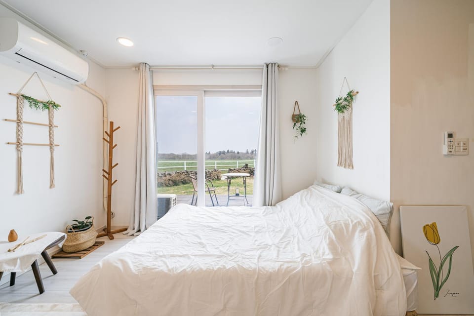 Bed, Photo of the whole room, Bedroom, air conditioner