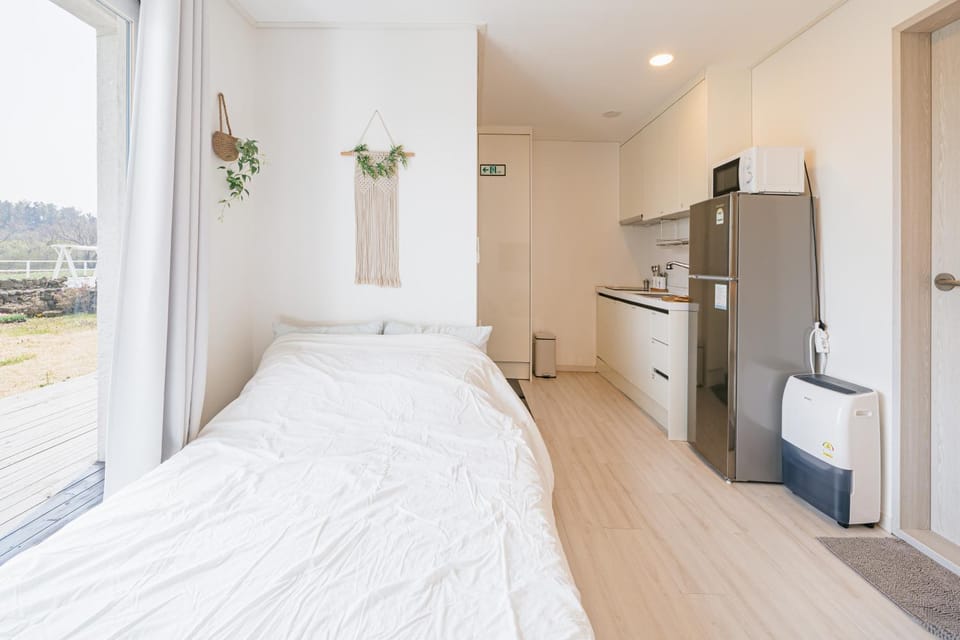 Bed, Kitchen or kitchenette, Bedroom
