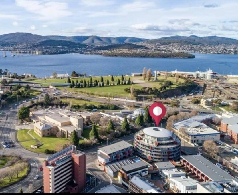 Unique,Cosy# 7 min walk 2 waterfront # Park onsite Apartment in Hobart