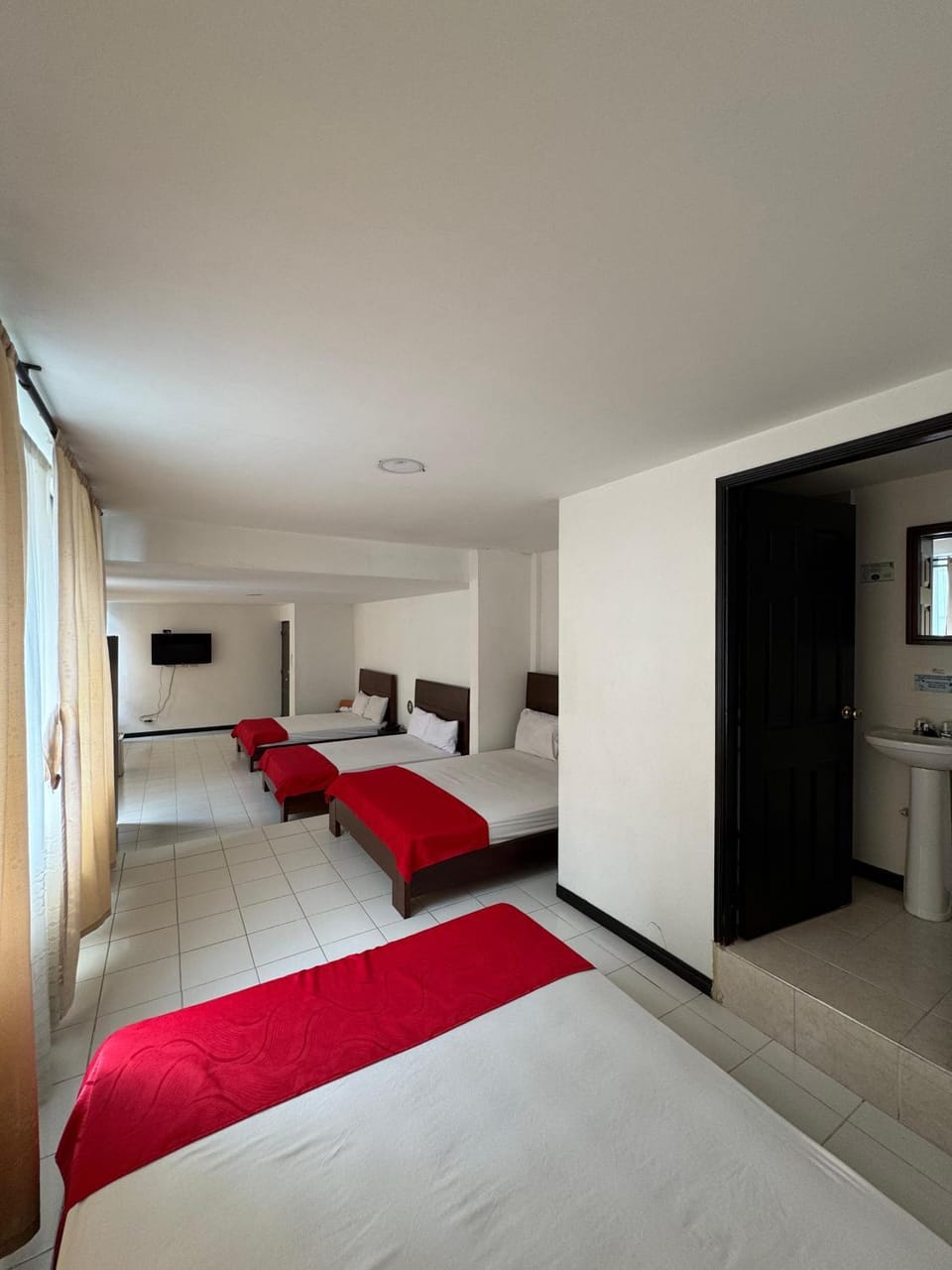 Bed, TV and multimedia, Photo of the whole room, Bedroom