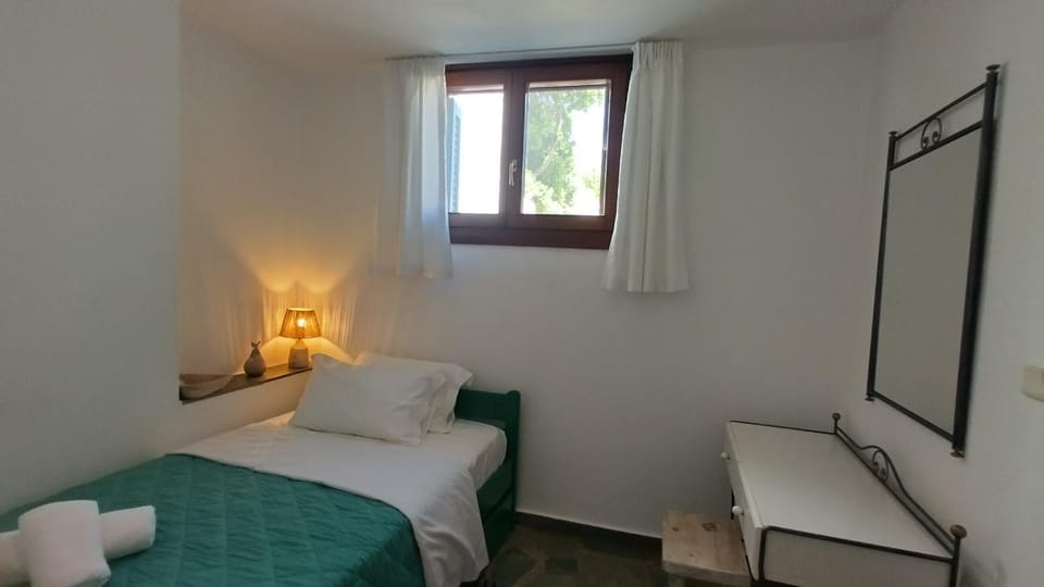 Bedroom, furniture, internet