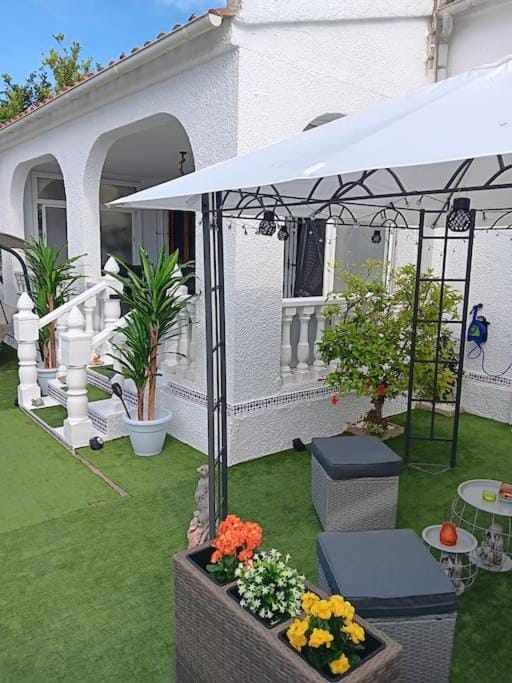 Villa in La Marina with cozy garden and private solarium House in Vega Baja del Segura