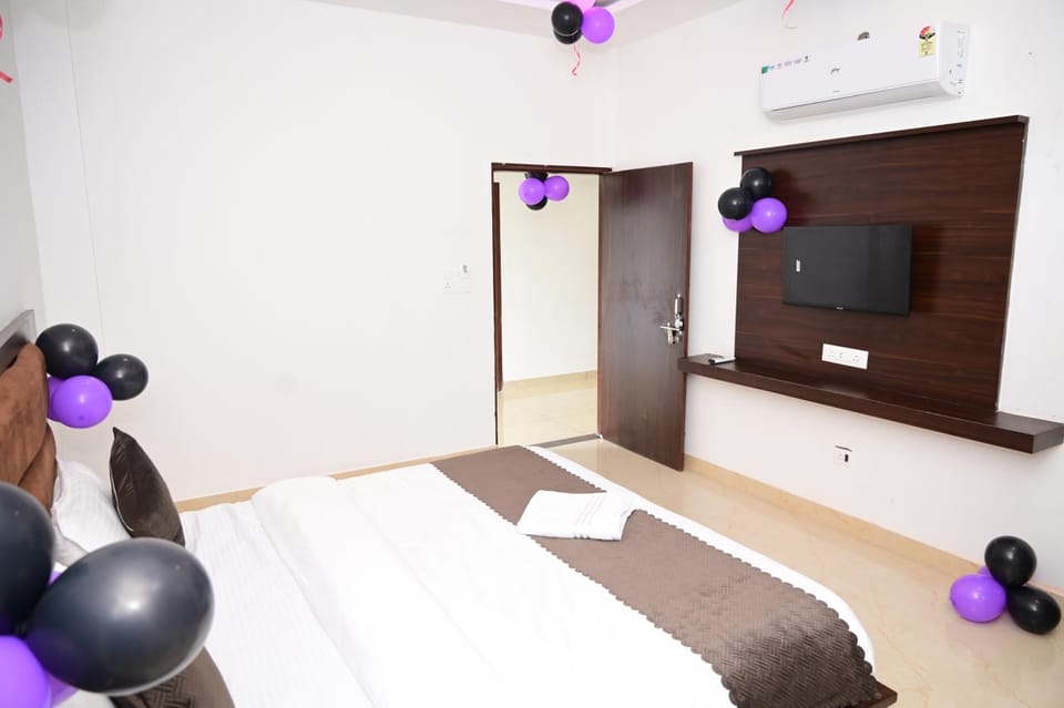 Bed, Photo of the whole room, Bedroom, air conditioner
