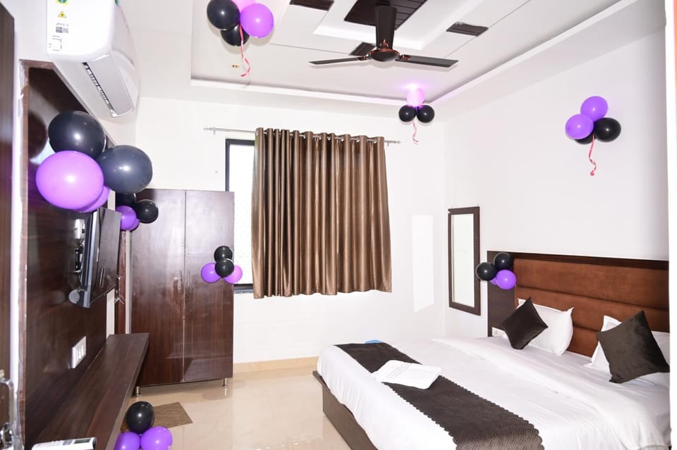 Bed, Photo of the whole room, Bedroom, air conditioner