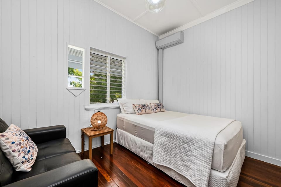 Bed, Photo of the whole room, Bedroom, air conditioner