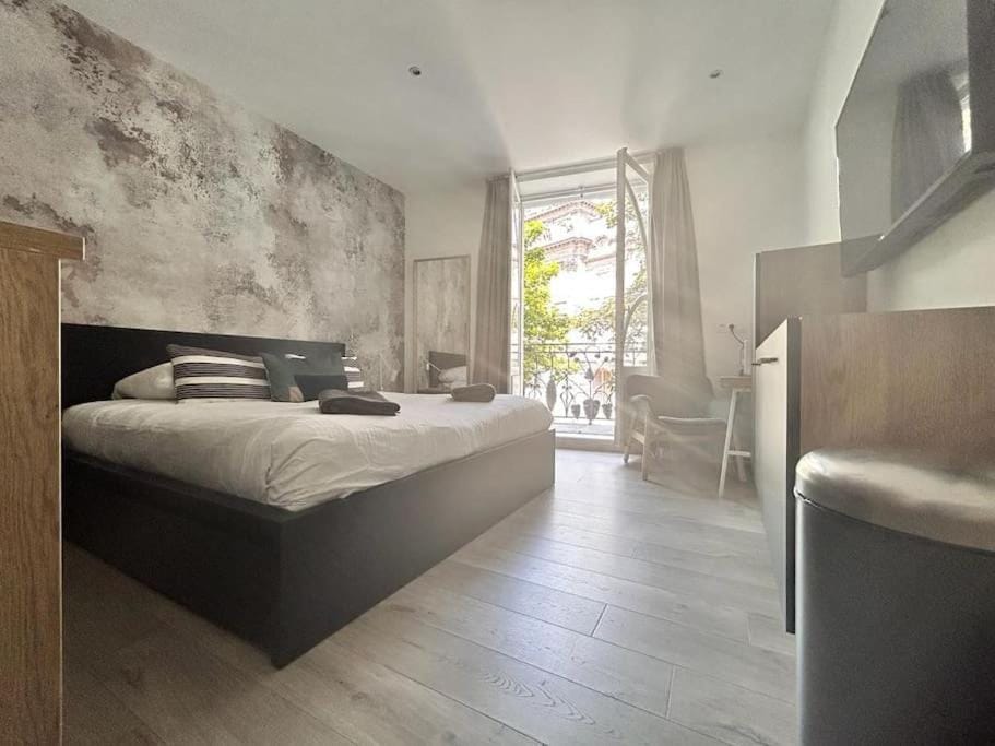 Bed, Photo of the whole room, Bedroom, wardrobe