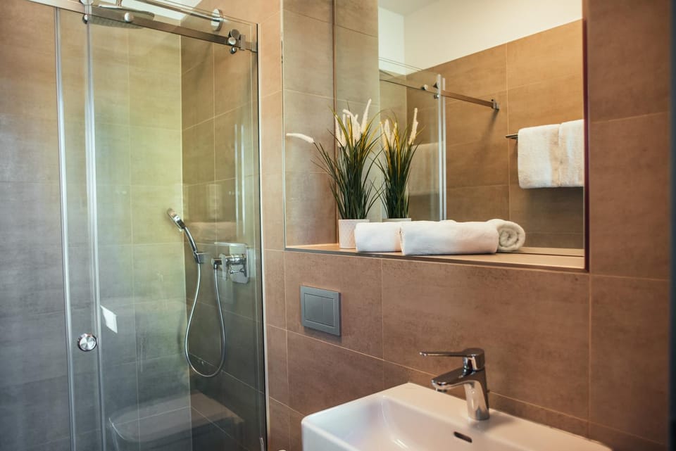 Shower, Bathroom, towels