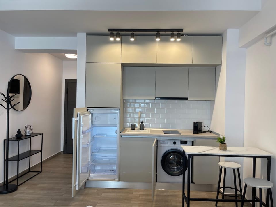 Kitchen or kitchenette, Dining area, stove, washing machine