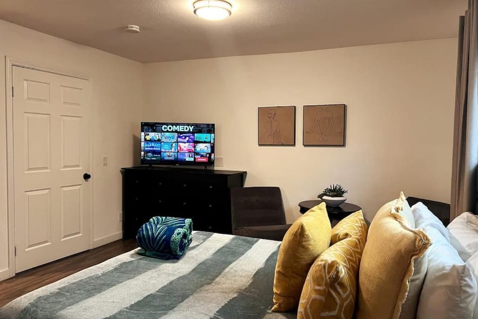Concepcion Room 5- Queen Deluxe Vacation rental in Cathedral City
