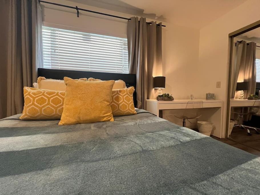 Concepcion Room 5- Queen Deluxe Vacation rental in Cathedral City