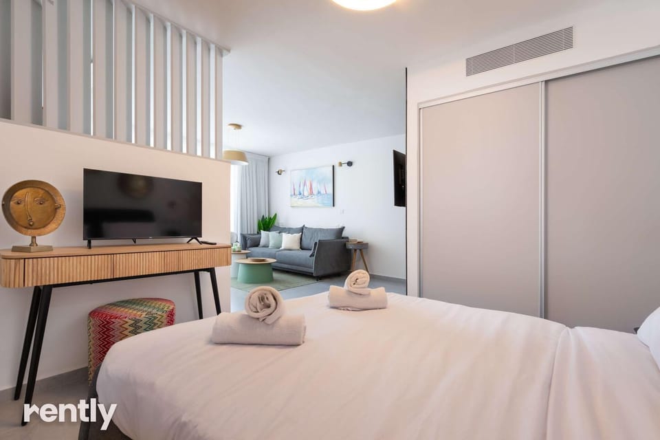 Bed, TV and multimedia, Bedroom, towels