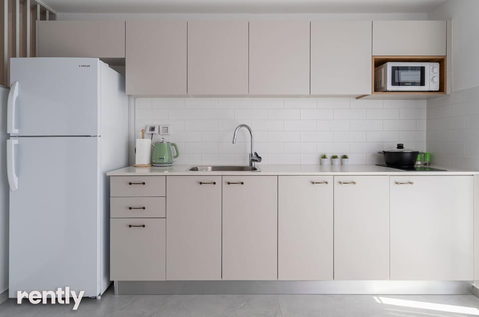 Kitchen or kitchenette, microwave, stove