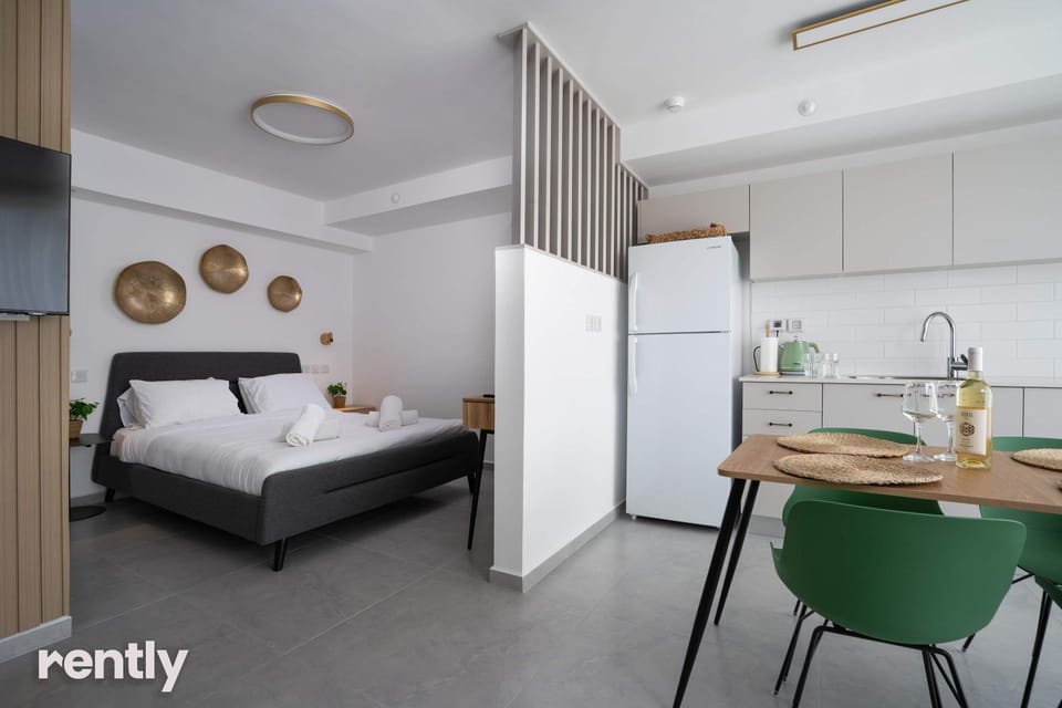 Bed, Kitchen or kitchenette, Dining area, Bedroom