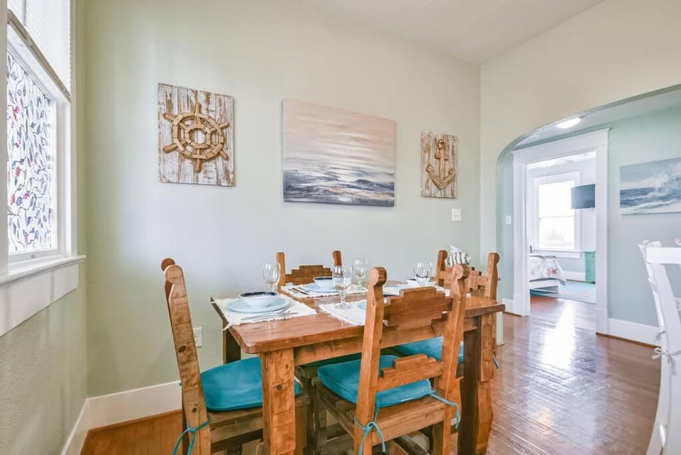 Coastal Blue Beach House with 3 Bedrooms and Just off the Seawall House in Galveston Island