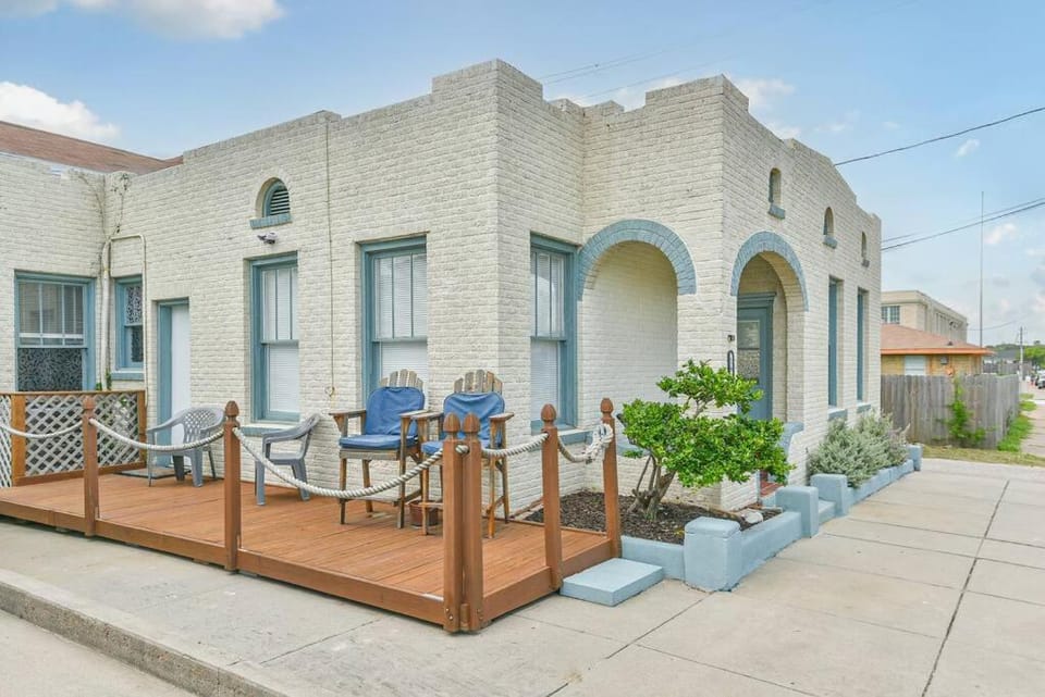 Coastal Blue Beach House with 3 Bedrooms and Just off the Seawall House in Galveston Island