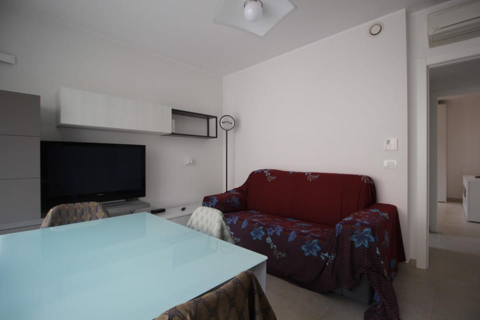 TV and multimedia, Living room, Seating area, Dining area, air conditioner