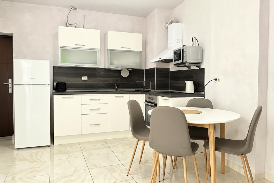 Kitchen or kitchenette, Dining area, dishwasher, oven, stove