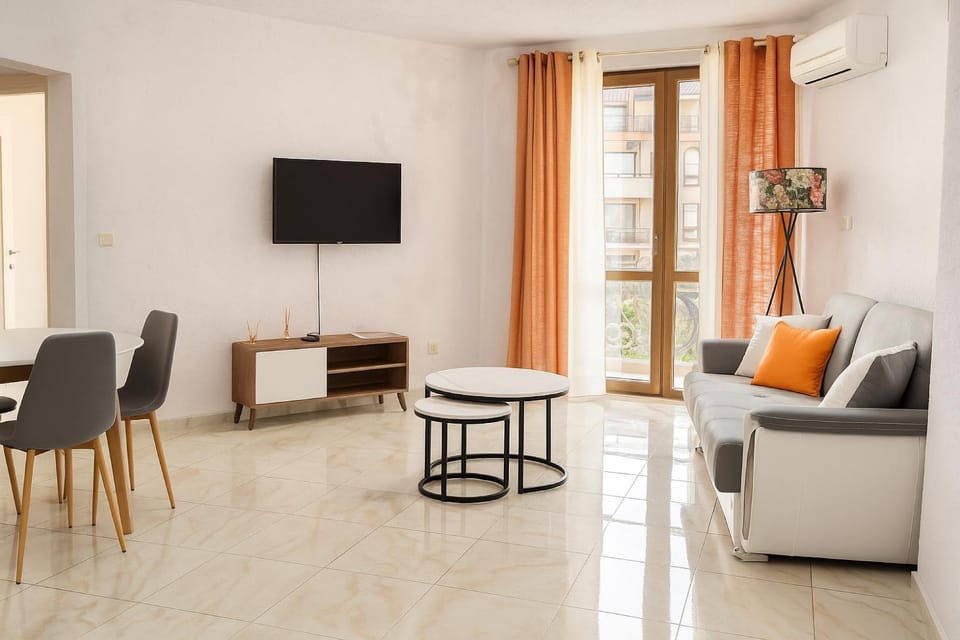 Communal lounge/ TV room, TV and multimedia, Living room, air conditioner