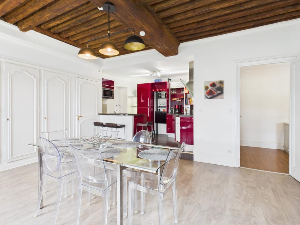 Séjourner au Château de la Roue Grand appartement 160 m2 Apartment in Auvergne-Rhône-Alpes