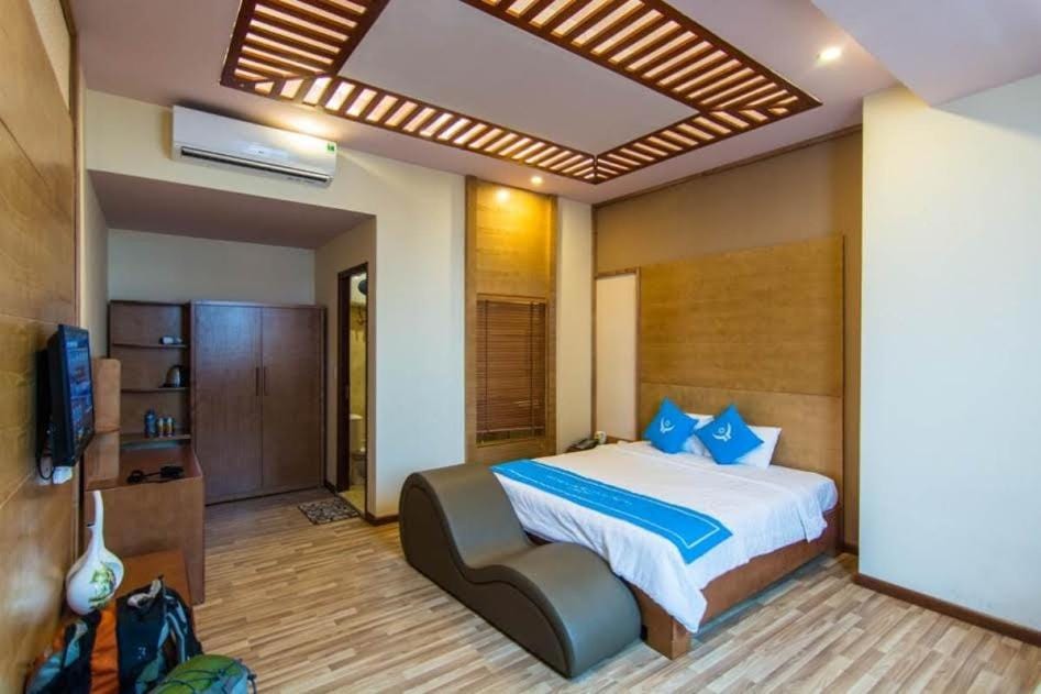 Bed, Photo of the whole room, Bedroom, air conditioner