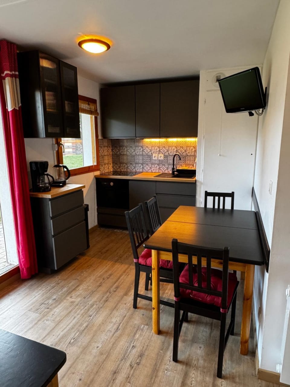 TV and multimedia, Living room, Dining area, stove
