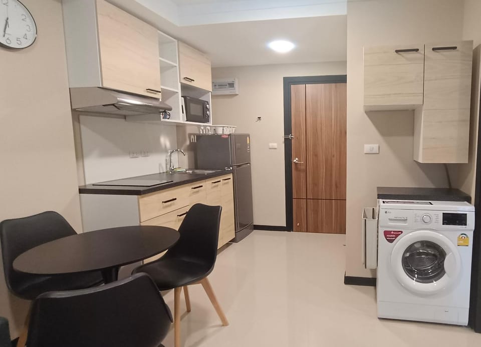 Kitchen or kitchenette, Living room, Seating area, Dining area, stove, washing machine