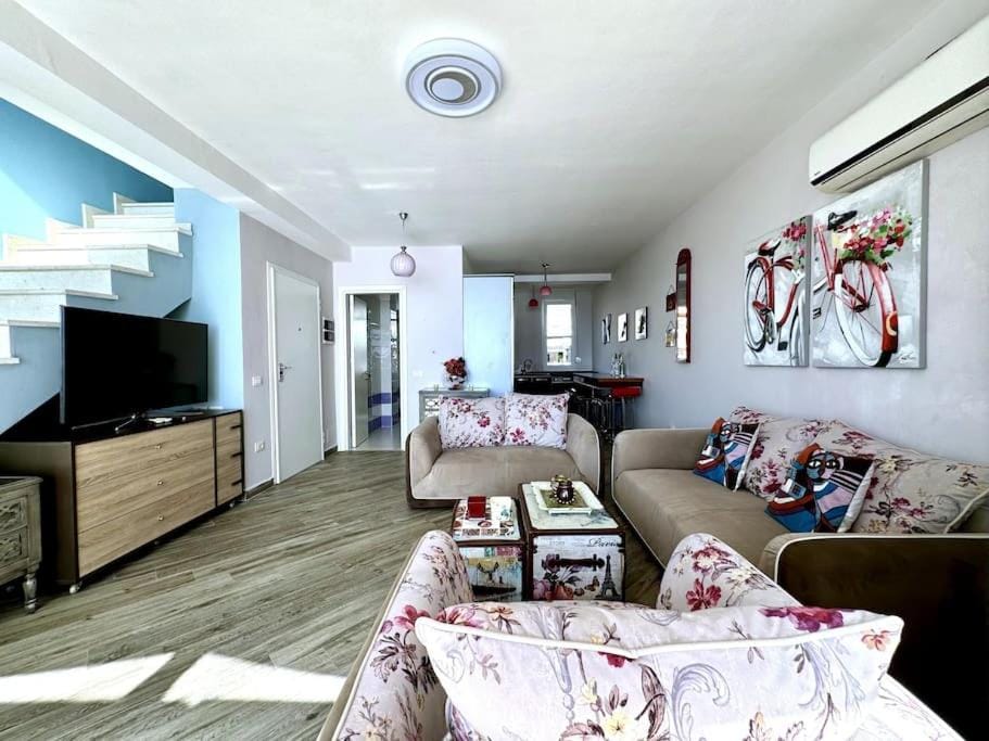 TV and multimedia, Living room, Seating area, Evening entertainment