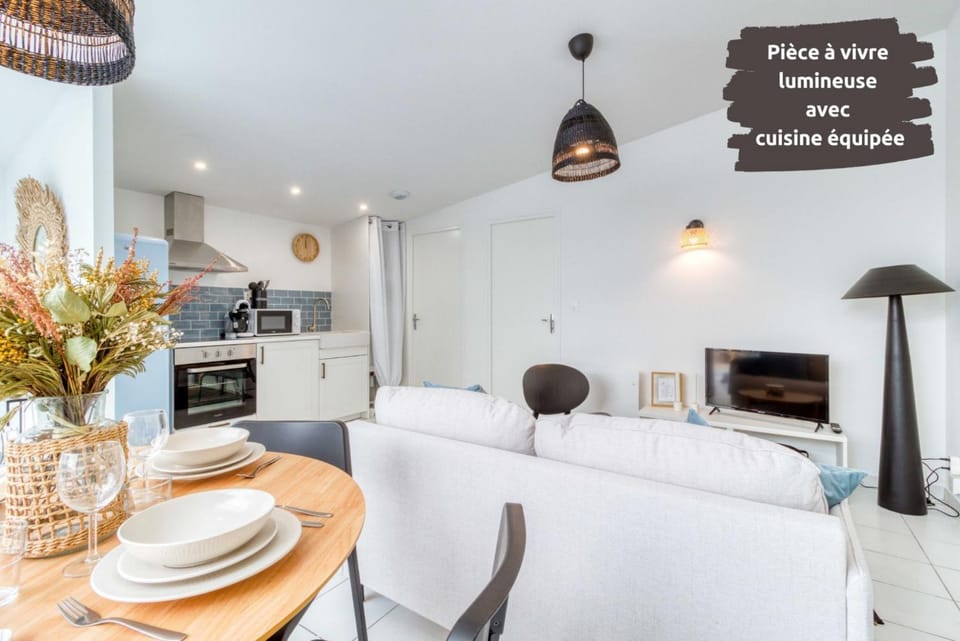 Kitchen or kitchenette, Living room, Seating area, Dining area, Food, stove
