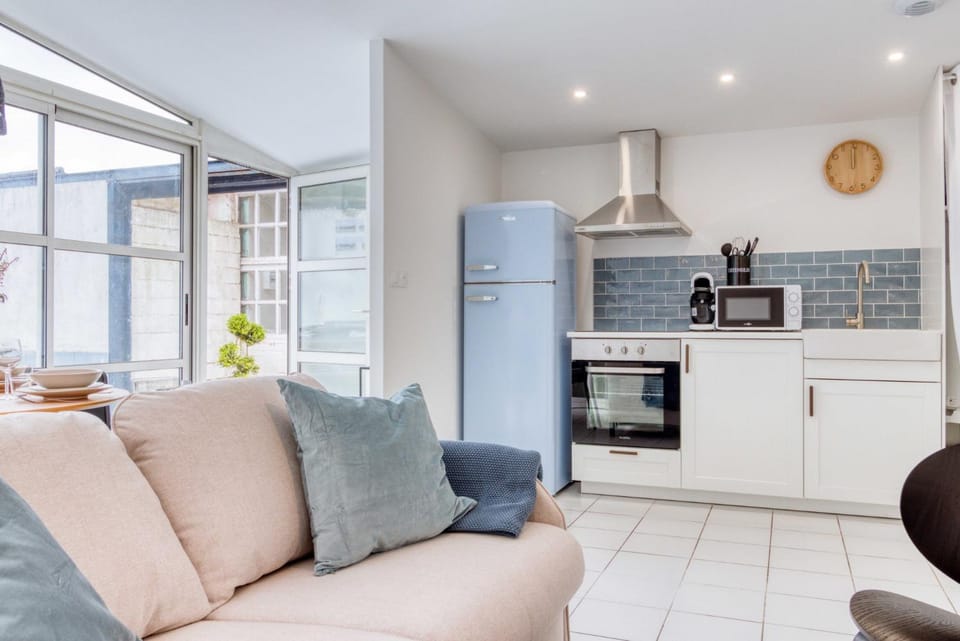 Kitchen or kitchenette, Living room, oven