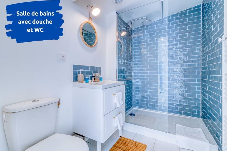 Shower, Toilet, Bathroom, towels