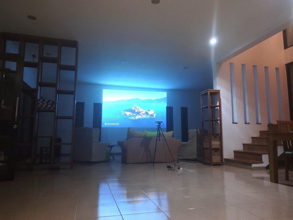 Communal lounge/ TV room, TV and multimedia, Living room, Seating area, Evening entertainment