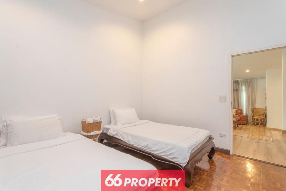 The White House - 2min to Old City - Near Walking Street House in Chiang Mai