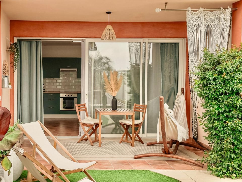 Patio, Dining area, sunbed