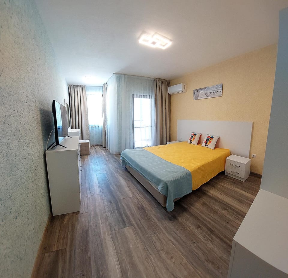 Bed, TV and multimedia, Photo of the whole room, Bedroom