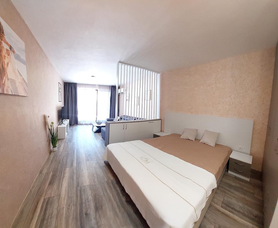 Bed, TV and multimedia, Living room, Seating area, Bedroom
