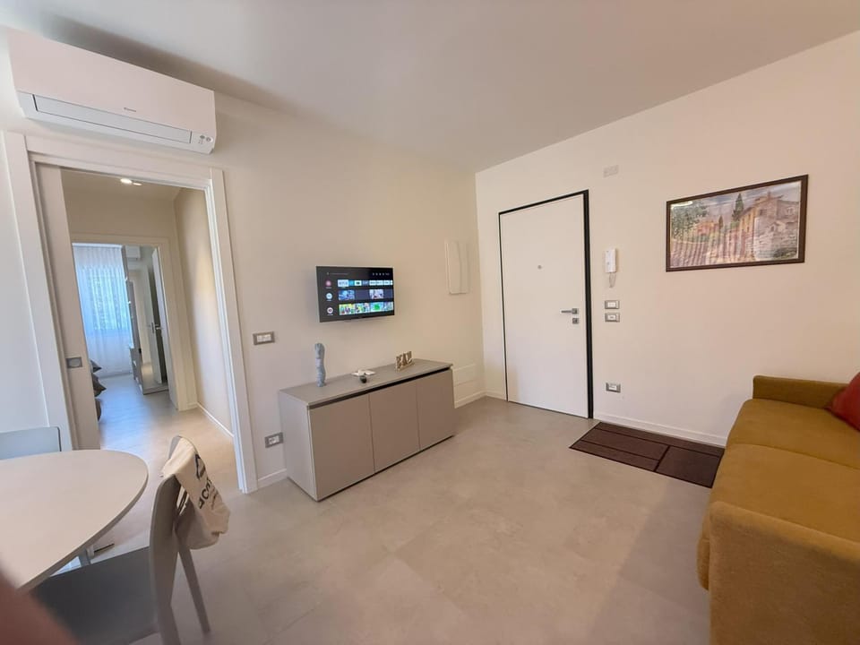 TV and multimedia, Living room, Photo of the whole room, Dining area, air conditioner