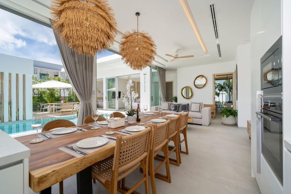 Dining area, Pool view