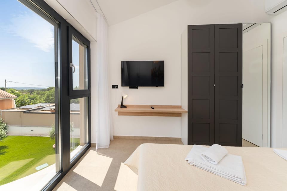 Bed, TV and multimedia, View (from property/room), Balcony/Terrace, Photo of the whole room, Evening entertainment, Bedroom, wardrobe