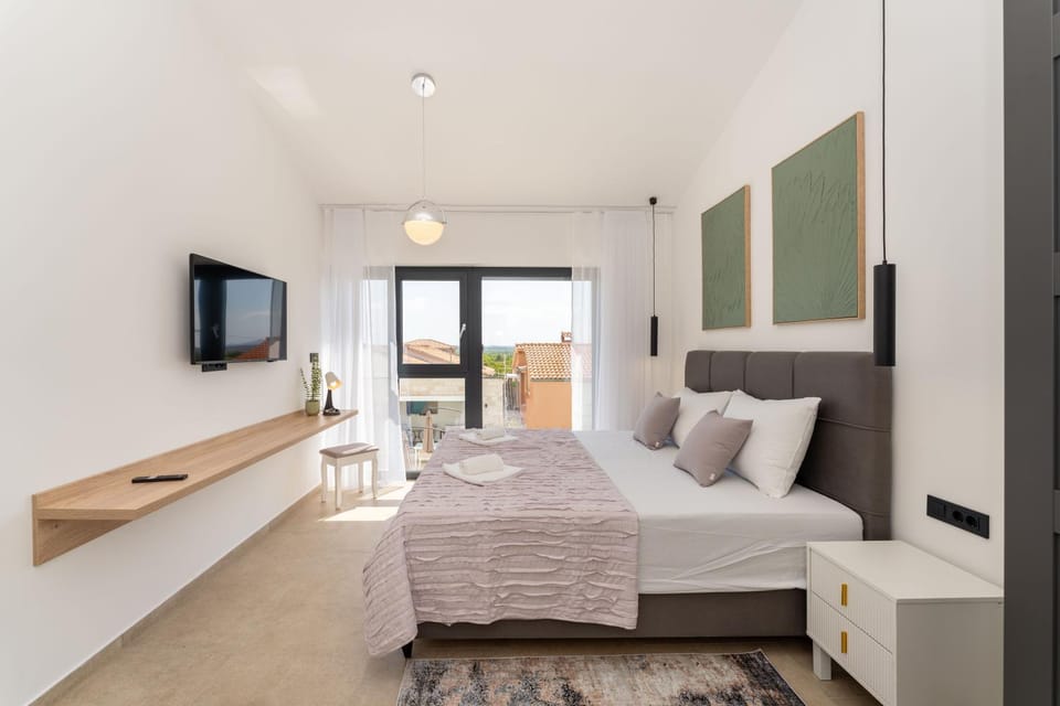 Bed, TV and multimedia, Living room, Photo of the whole room, Seating area, Evening entertainment, Bedroom