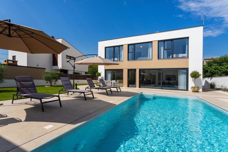 Property building, Patio, Day, Pool view, Swimming pool, sunbed