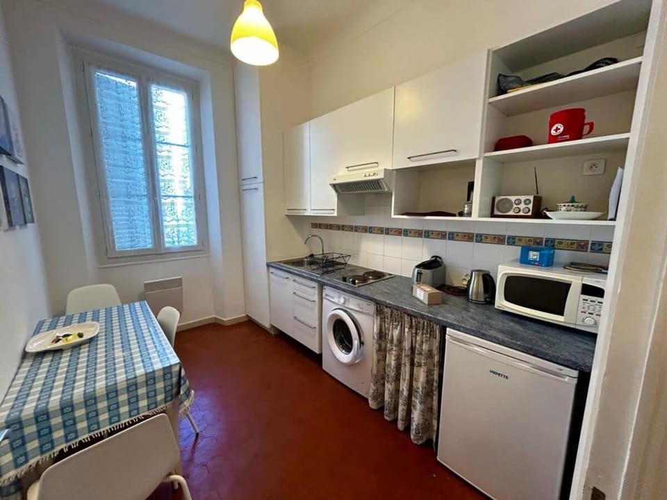Kitchen or kitchenette, Photo of the whole room, dishwasher, toaster, washing machine
