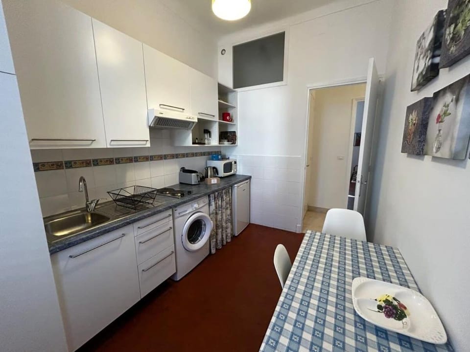 Kitchen or kitchenette, dishwasher, toaster, washing machine