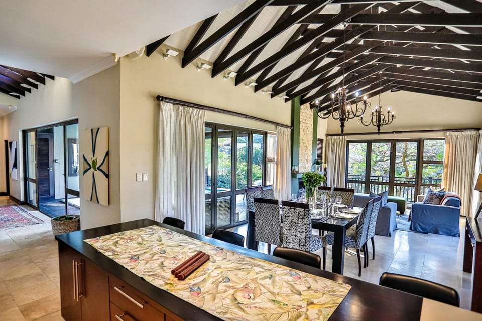 Seating area, Dining area
