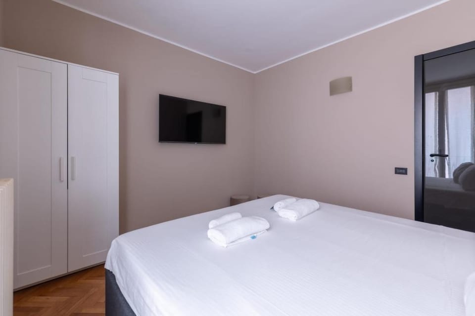 Bed, TV and multimedia, Photo of the whole room, Evening entertainment, Bedroom, towels, wardrobe