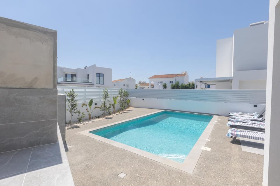 Day, Swimming pool