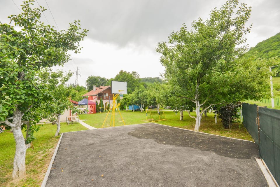 Property building, Spring, Day, Natural landscape, Garden, Garden view, Mountain view
