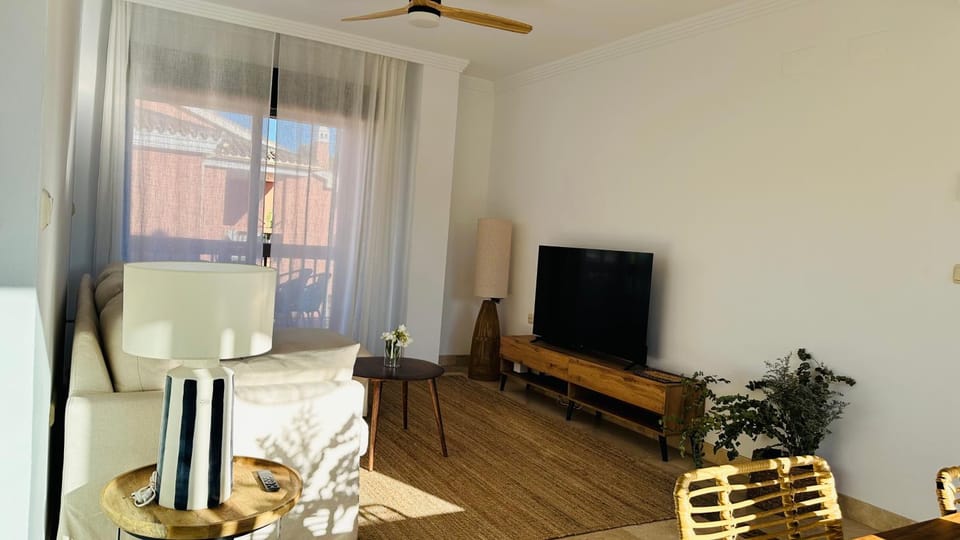 Communal lounge/ TV room, TV and multimedia, Living room, Seating area, Evening entertainment
