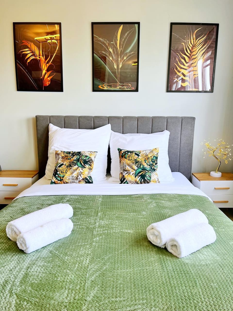 Bed, Photo of the whole room, Bedroom, towels